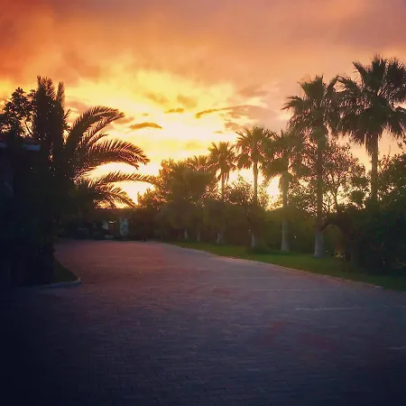 מלון דירות Bare Hill 3*