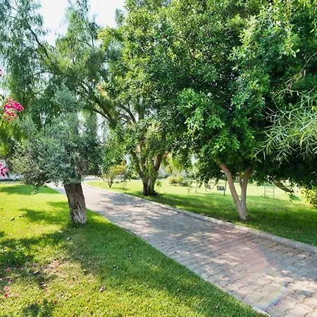 מלון דירות Bare Hill 3*