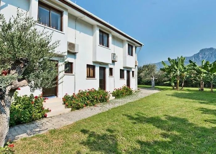 Bare Hill Aparthotel 3*